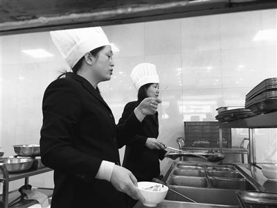 清明小长假扬州市政府食堂请游客吃饭 狮子头卖断货