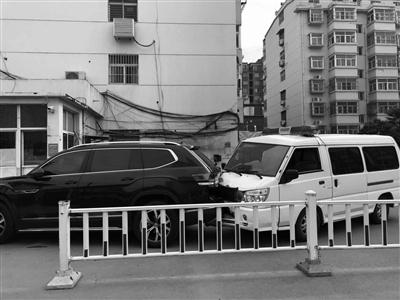 救护车撞击私家车。