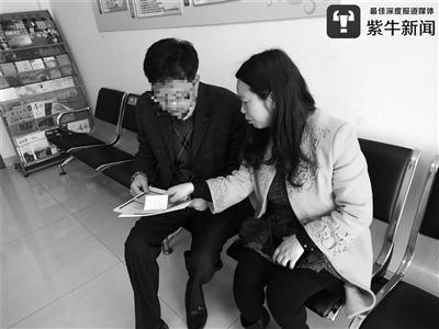 老人的侄女婿向站长刘瑞菊咨询相关事情。