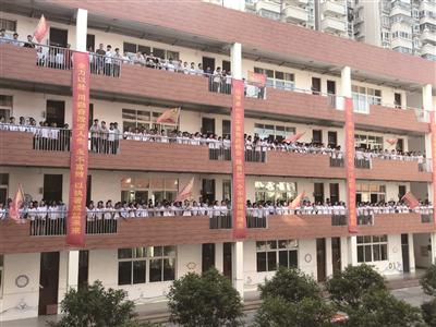 十三中红山分校学弟学妹“喊楼”。