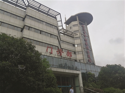 张女士就是在南京市中西医结合医院做的烤瓷牙