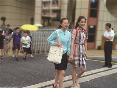 测试结束学生走出学校。
