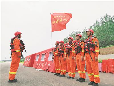 江苏消防救援总队队员抵达沭阳防汛抗洪。丁华明摄