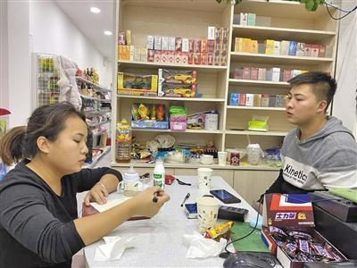 　　赵宇和妻子正在讨论扩充店铺。