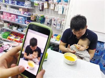 赵宇和孩子正在拍摄短视频。本版摄影（除署名外）/新京报记者 赵朋乐