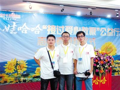 2009年,25岁的杨明(右一)随爱心支教团队前往贵州支教。