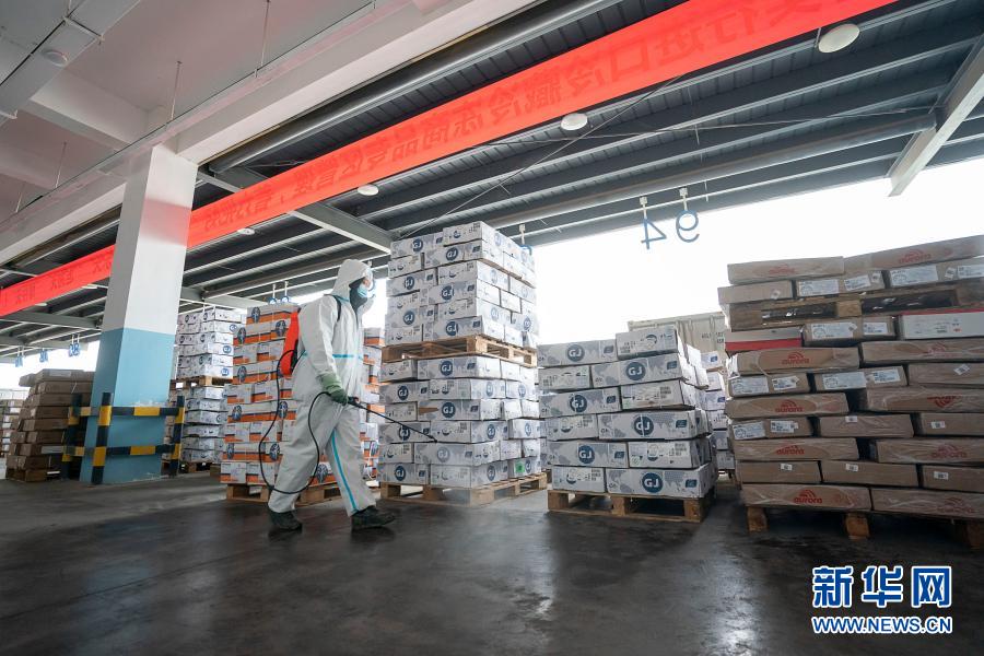 1月7日,在武汉万吨·华中冷链港,工作人员对进口冷链食品卸货区进行消杀。