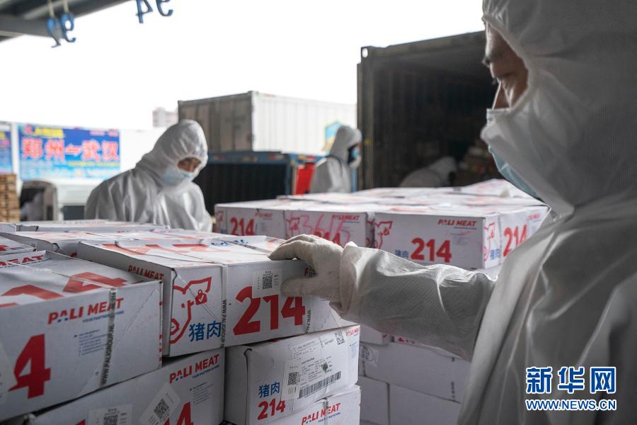 1月7日,在武汉万吨·华中冷链港,工作人员对进口冷链食品贴上用以溯源的“鄂冷链”码。
