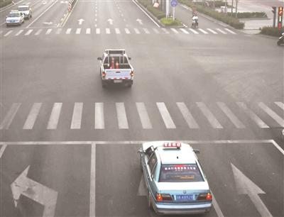 警车开道紧急送医。红光摄