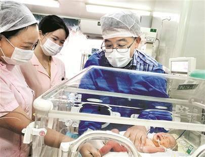图为:27日,医生检查宝宝的身体状况