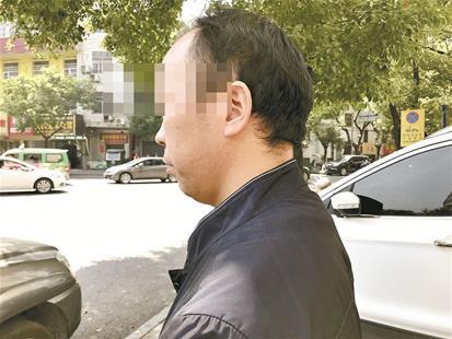 图为:CT片显示,胡师傅的右额颅内有根钉子
