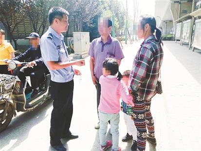民警将两个孩子交给其亲属 楚天都市报 图