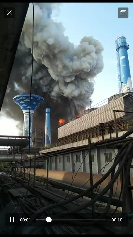 爆炸现场。视频截图