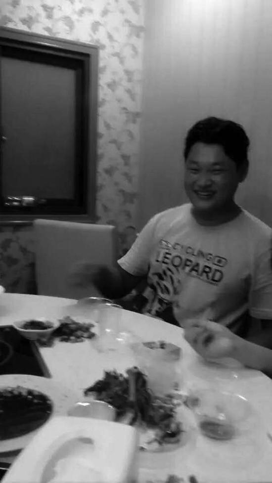 爆炸|租来的电动车电池充电爆炸，快递小哥命垂危