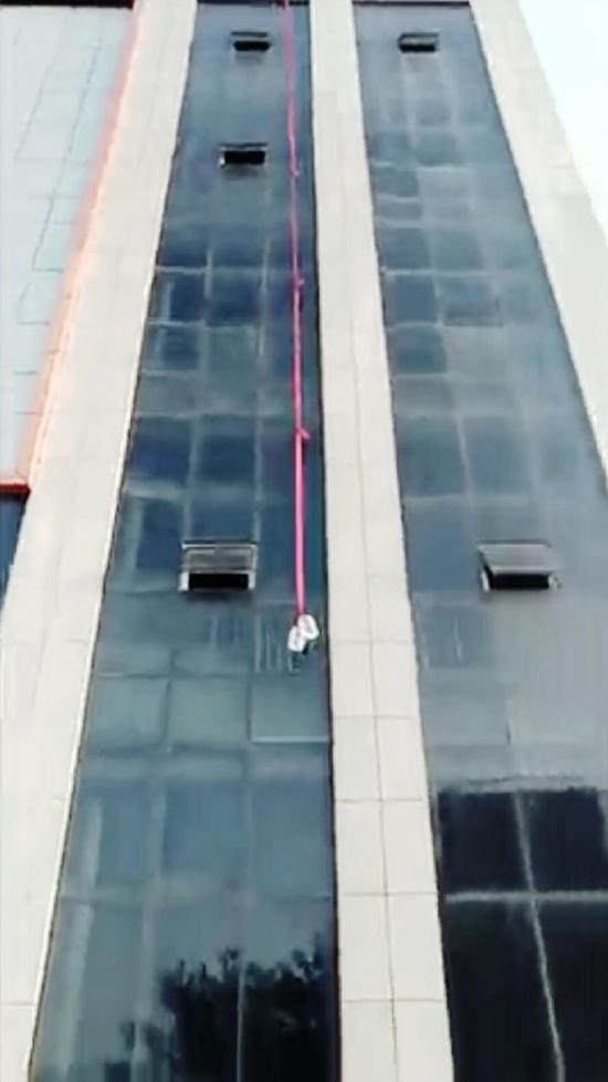 小区停水停电一周 26楼老人被困消防爬楼梯营救