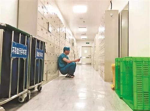 值36小时班做10台手术 医生蹲手术室外与女儿视频走红