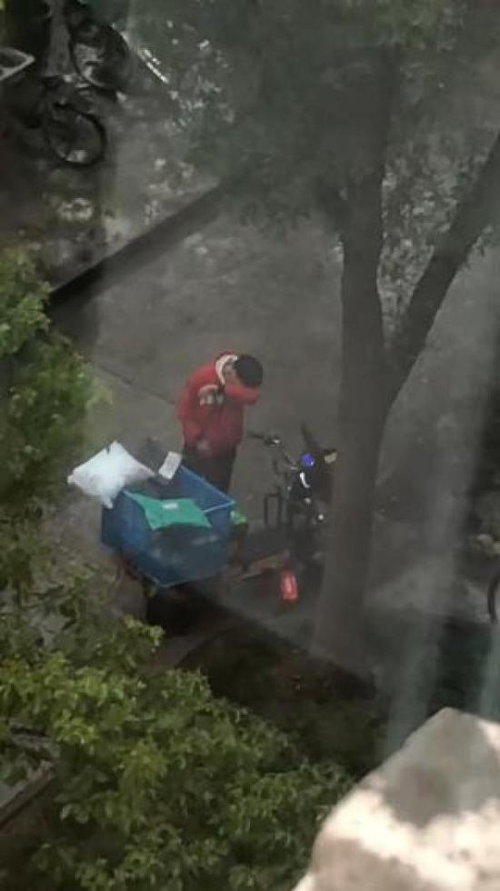 快递小哥因快递被偷雨中暴哭？警方：系拍摄者推断