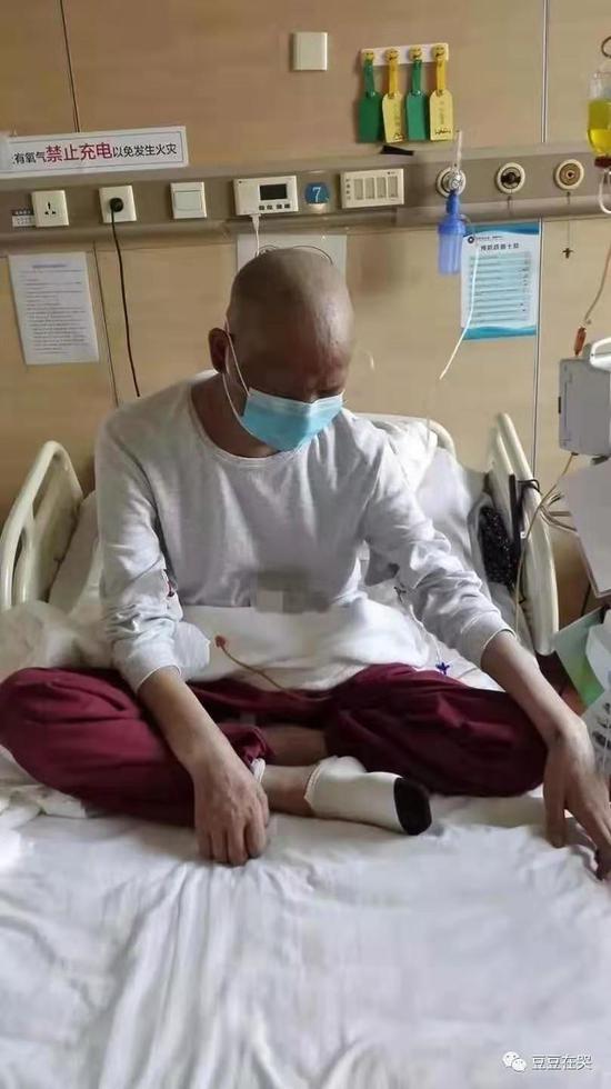 做完造血干细胞移植后,方某靠输营养液维持生命。来源微信公众号“豆豆在哭”
