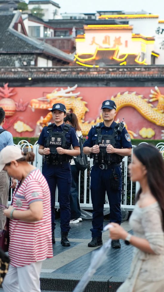 &nbsp;▲民警在景区内值守。拍摄：蒋琛