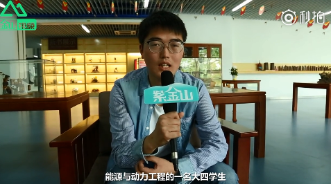 男生一年泡图书馆近1500小时 还经常带女友去自习