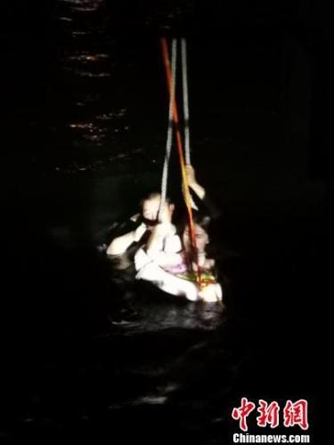 遇险人员在水中抓住救生索 董少锋 摄