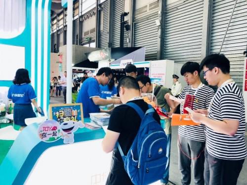 观众参与活动热情高涨,现场十分燃