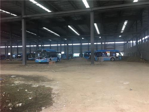 南京银隆厂房内存放的银隆公交车现场