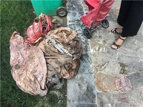 阳台上的棉絮突被点燃 疑似楼上住户乱烟头扔导致