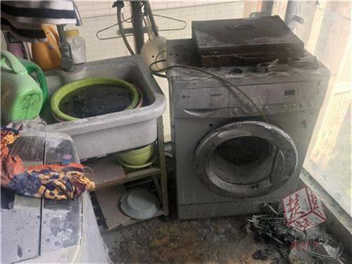 阳台上的棉絮突被点燃 疑似楼上住户乱烟头扔导致