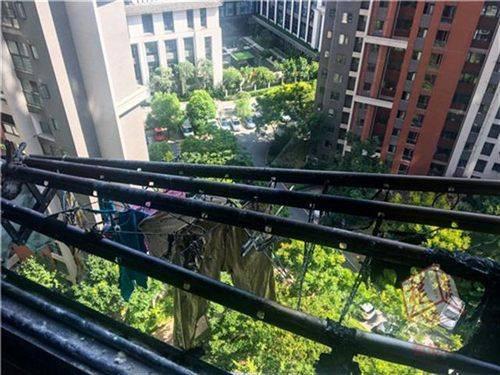 阳台上的棉絮突被点燃 疑似楼上住户乱烟头扔导致
