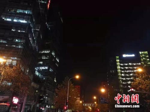 11月22日,22时左右,中关村丹棱街附近的写字楼依旧亮着灯。中新网记者 张尼 摄