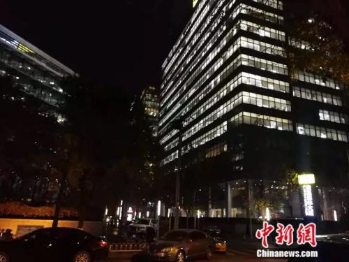 21点过后,科学院南路的一座写字楼依旧灯火通明。中新网记者 张尼 摄