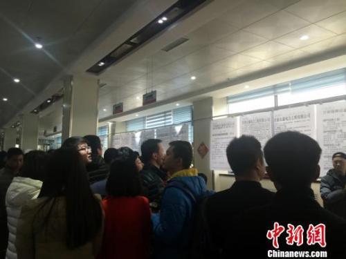 资料图:某求职现场,“摩肩接踵”十分火爆。 徐雪 摄