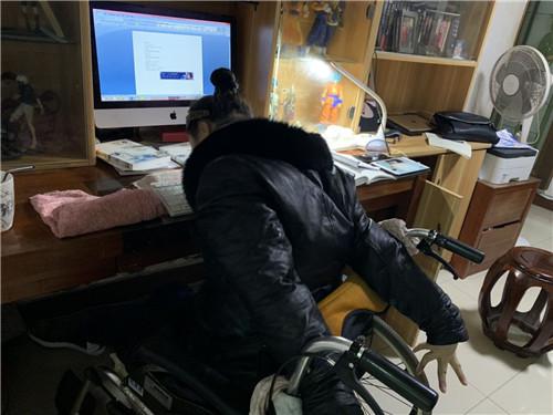 她的双手正好卡在轮椅的把手上