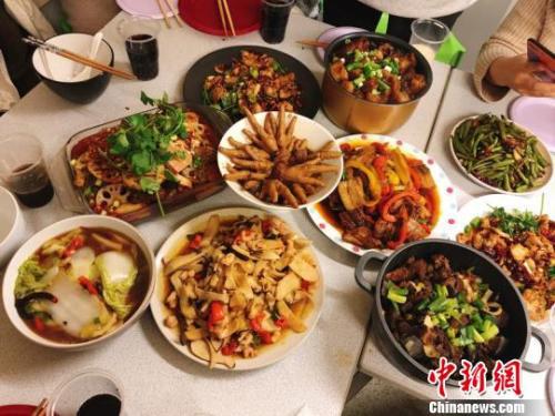 资料图:年夜饭。 项重阳 摄