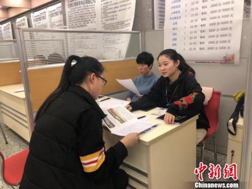 资料图:甘肃设“女性专场招聘会” 。
