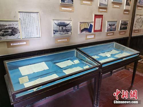 红楼文化艺术博物馆中的展柜。中新网记者 宋宇晟 摄