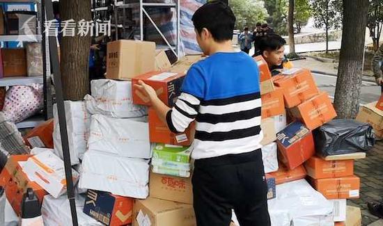 双十一快递爆仓高校拉横幅:求你们赶紧都拿走