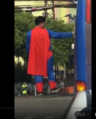 苏州大巴车上惊现悬浮“超人”：用生命在表演魔术