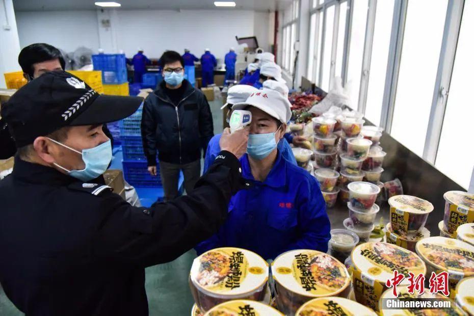 广西柳州螺蛳粉企业复工,每天检查3次体温。中新社记者 王以照 摄