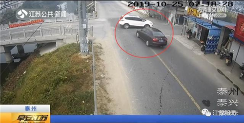 路口两车相撞路边楼房塌了 交警：你是在开飞机吗？