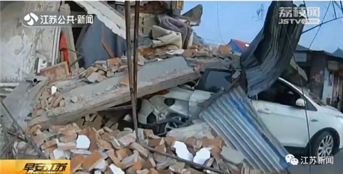 路口两车相撞路边楼房塌了 交警：你是在开飞机吗？