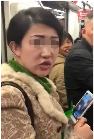 ▲该女子曾经在上海地铁内吃凤爪，将碎骨扔一地，被网友戏称“上海凤爪女”。