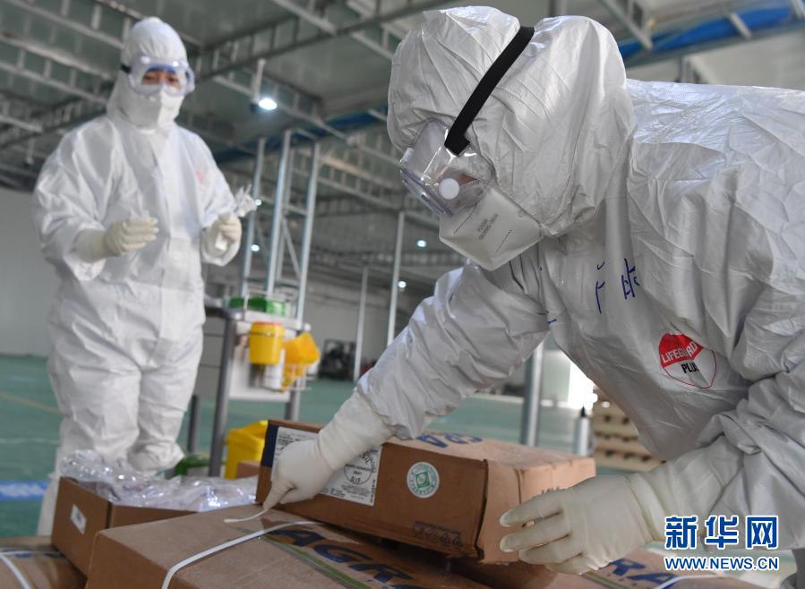1月22日,在郑州市进口冷链食品集中监管仓(惠济仓),工作人员对进口食品外包装进行抽检采样。