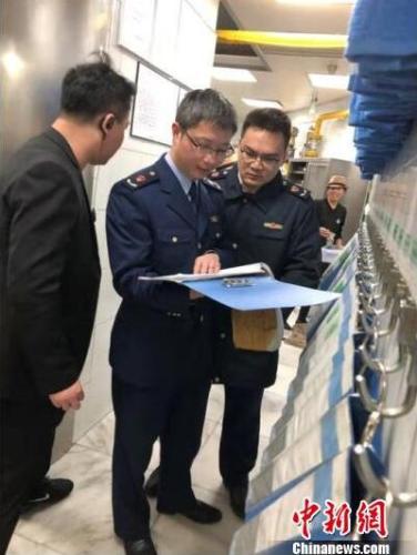 杭州市市场监管局对该市20家“外婆家”门店进行突击检查。 本文图片均为杭州市市场监管局提供