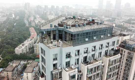 近百米高空“360度落地窗”巨型违建