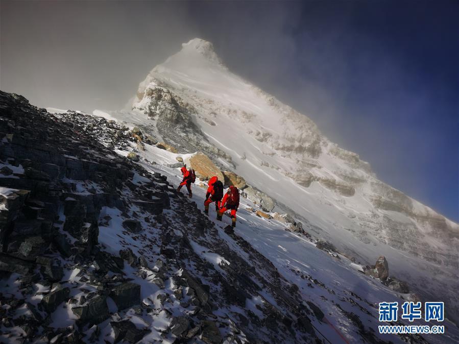 5月27日，2020珠峰高程测量登山队正在向珠峰峰顶挺进。 当日2时10分许，2020珠峰高程测量登山队8名队员陆续从海拔8300米的突击营地出发，向着世界海拔最高的珠峰峰顶挺进。 新华社特约记者 扎西次仁 摄