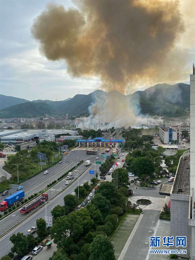 这是6月13日拍摄的浙江境内高速一槽罐车爆炸事故现场。