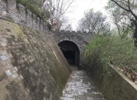 ▲公主墓地势较低,墓室内阴暗潮湿。新京报记者祖一飞摄
