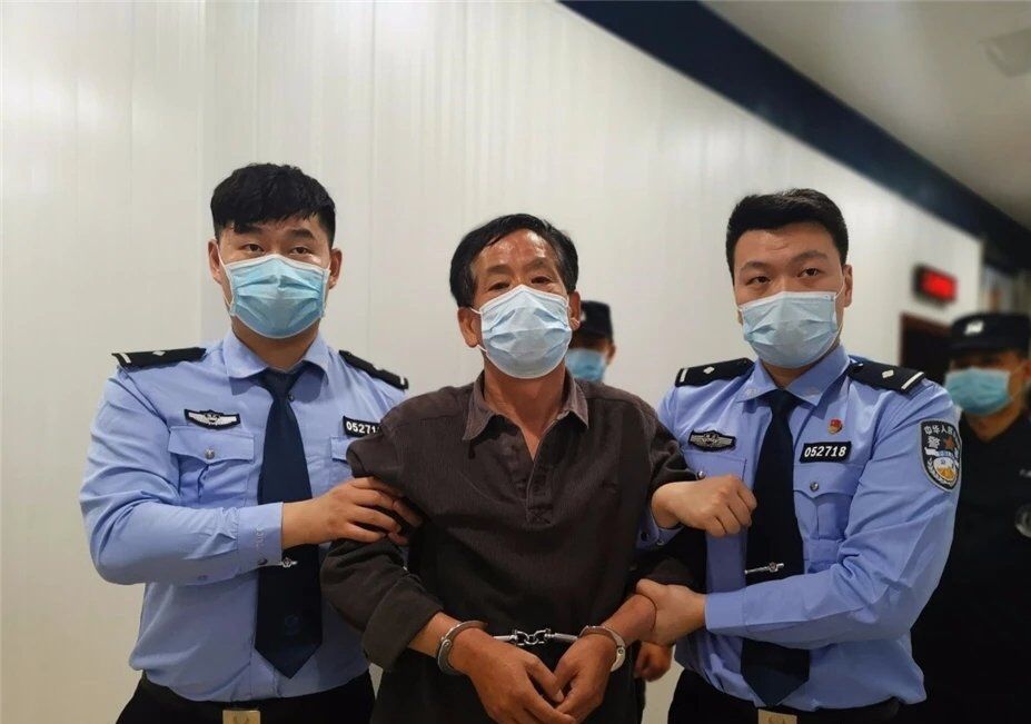 「抢劫金库」抢劫金库杀害三名看守 ，最后一名嫌犯潜逃25年后落网